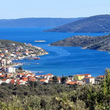 With A Parking Space Vinisce, Trogir - 17062 Vinisce