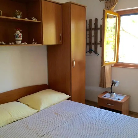 With A Parking Space Vinisce, Trogir - 17062 Apartment Vinisce